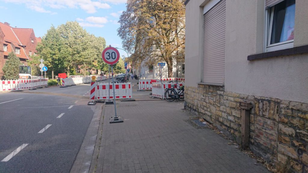 An der Liebig Straße ist nach konsequenter Nachfrage bei der Stadt in der Baustelle ab 1. Sept. 2022 Tempo 30 eingeführt worden