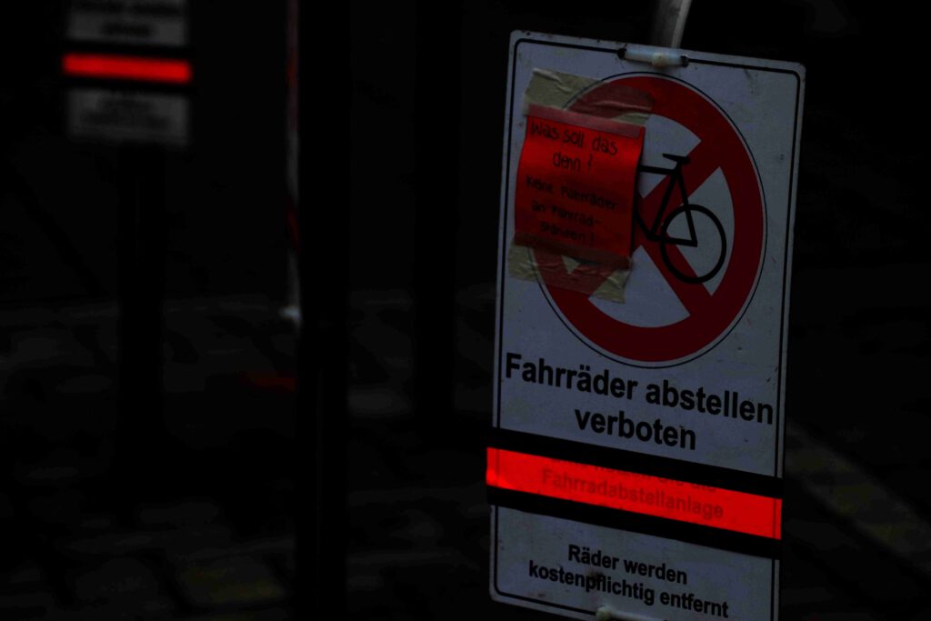 Fahrrad abstellen verboten Goethering am 04.12.2022 abgeklebtes Wort Fahrradabstellanlage
